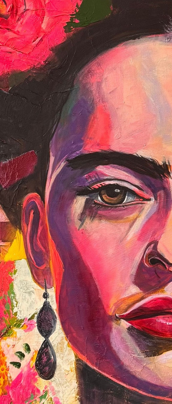 Gemälde von Susann Versteegen (ARTSPACER) mit einem Porträt von Frida Kahlo, die mit Blumen im Haar und auffälligem Schmuck dargestellt ist. Der Hintergrund ist ein lebhaftes, abstraktes Geflecht aus roten, orangen und grünen Farbflecken.