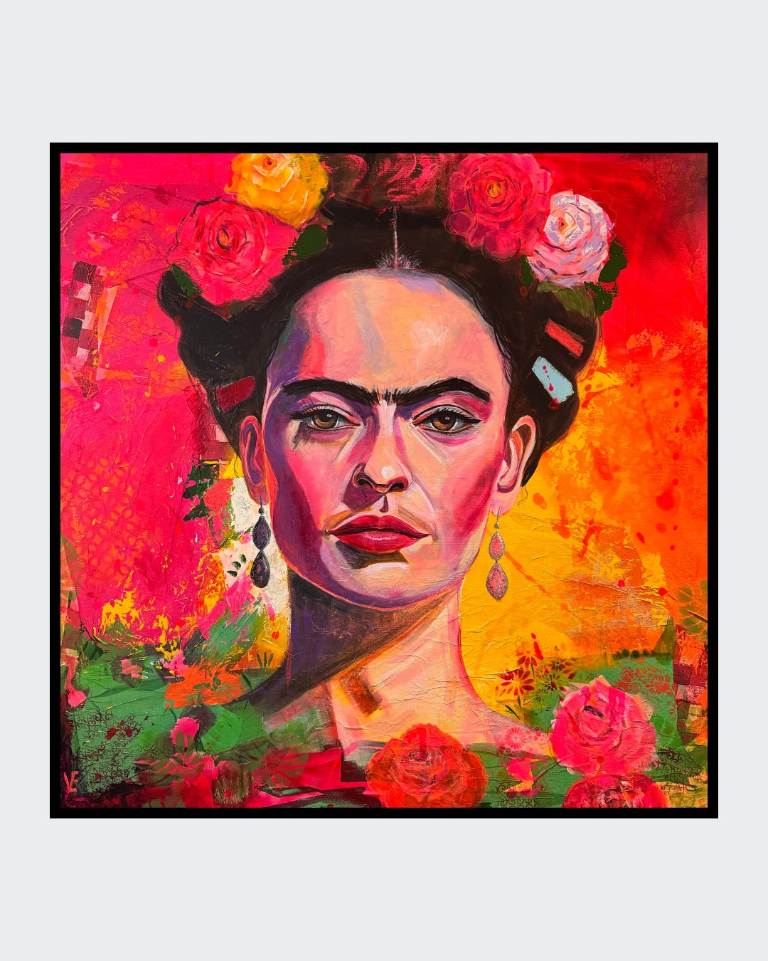 Gemälde von Susann Versteegen (ARTSPACER) mit einem Porträt von Frida Kahlo, die mit Blumen im Haar und auffälligem Schmuck dargestellt ist. Der Hintergrund ist ein lebhaftes, abstraktes Geflecht aus roten, orangen und grünen Farbflecken.