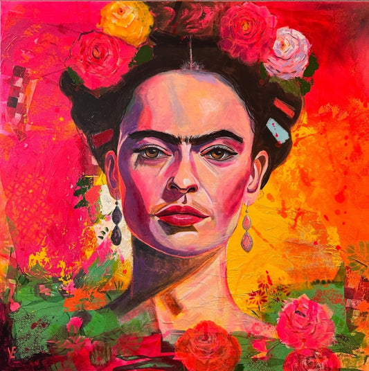 Gemälde von Susann Versteegen (ARTSPACER) mit einem Porträt von Frida Kahlo, die mit Blumen im Haar und auffälligem Schmuck dargestellt ist. Der Hintergrund ist ein lebhaftes, abstraktes Geflecht aus roten, orangen und grünen Farbflecken.