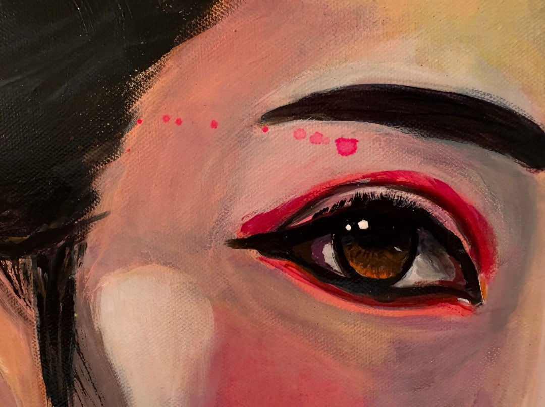 Porträt "Geisha" von Susann Versteegen (ARTSPACER). Eine Frau mit traditioneller Frisur vor einem leuchtenden, neon-pinken und grau-grünen, abstrakten Hintergrund, akzentuiert durch ein schwarzes Kanji-Schriftzeichen.