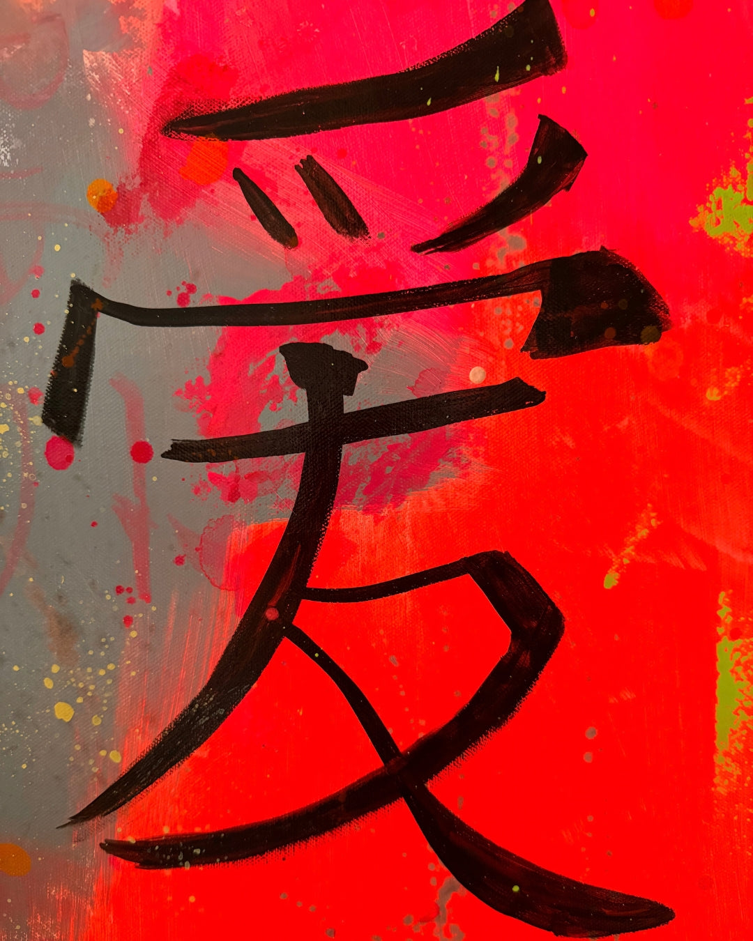 Porträt "Geisha" von Susann Versteegen (ARTSPACER). Eine Frau mit traditioneller Frisur vor einem leuchtenden, neon-pinken und grau-grünen, abstrakten Hintergrund, akzentuiert durch ein schwarzes Kanji-Schriftzeichen.