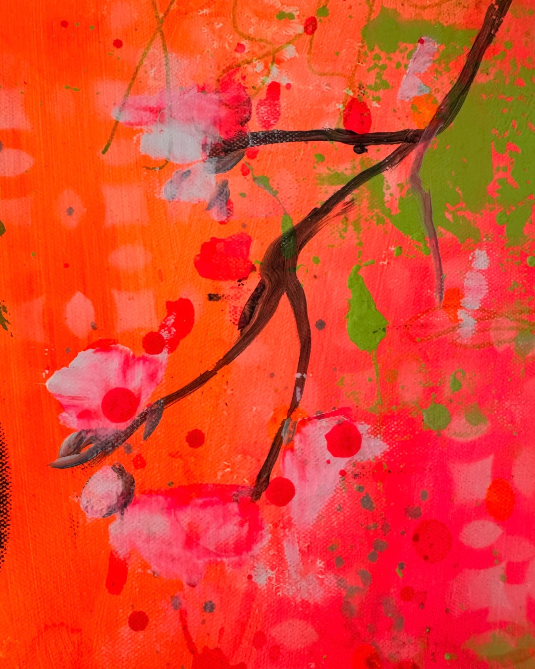 Porträt "Geisha" von Susann Versteegen (ARTSPACER). Eine Frau mit traditioneller Frisur vor einem leuchtenden, neon-pinken und grau-grünen, abstrakten Hintergrund, akzentuiert durch ein schwarzes Kanji-Schriftzeichen.