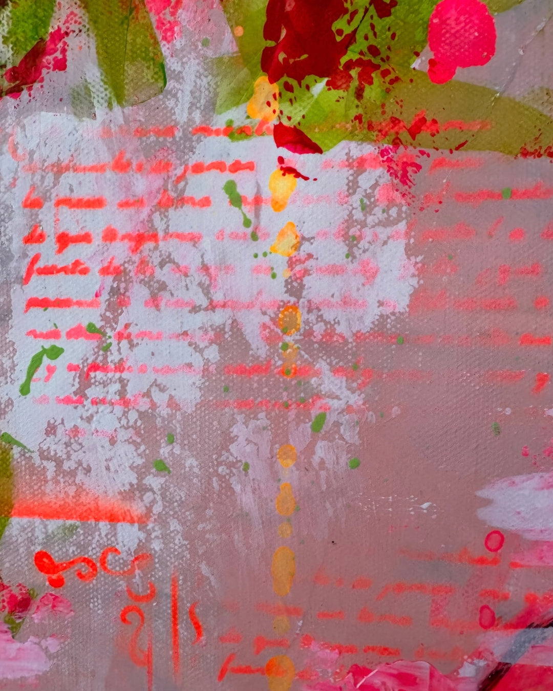 Porträt "Geisha" von Susann Versteegen (ARTSPACER). Eine Frau mit traditioneller Frisur vor einem leuchtenden, neon-pinken und grau-grünen, abstrakten Hintergrund, akzentuiert durch ein schwarzes Kanji-Schriftzeichen.