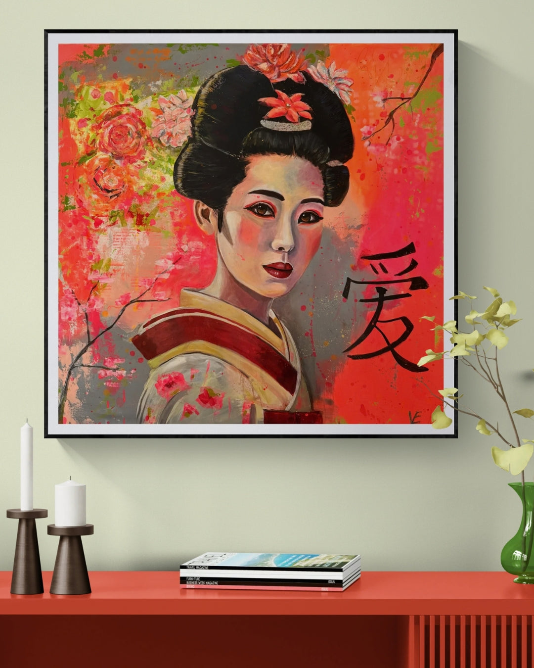 Porträt "Geisha" von Susann Versteegen (ARTSPACER). Eine Frau mit traditioneller Frisur vor einem leuchtenden, neon-pinken und grau-grünen, abstrakten Hintergrund, akzentuiert durch ein schwarzes Kanji-Schriftzeichen.