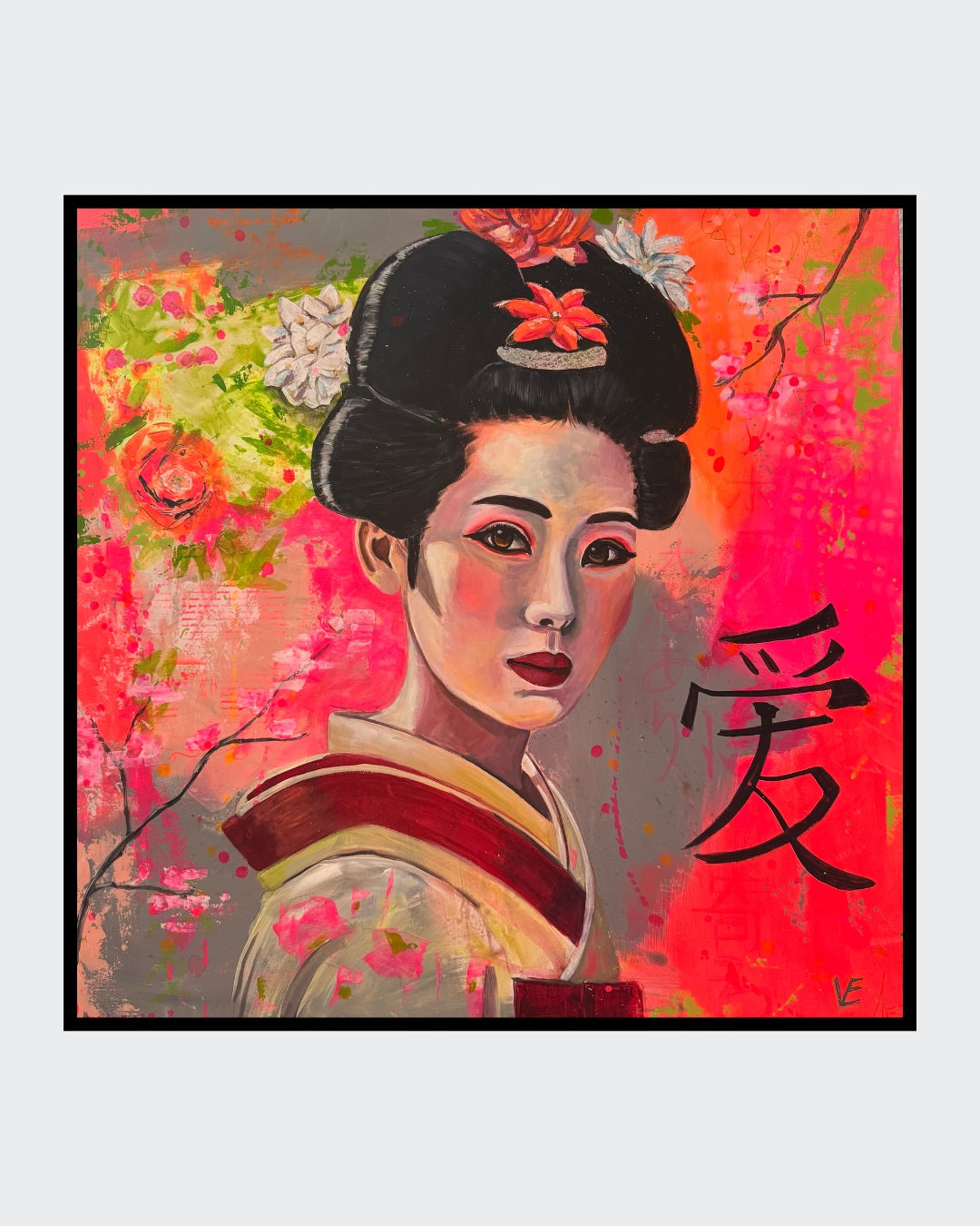 Porträt "Geisha" von Susann Versteegen (ARTSPACER). Eine Frau mit traditioneller Frisur vor einem leuchtenden, neon-pinken und grau-grünen, abstrakten Hintergrund, akzentuiert durch ein schwarzes Kanji-Schriftzeichen.