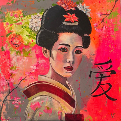Porträt "Geisha" von Susann Versteegen (ARTSPACER). Eine Frau mit traditioneller Frisur vor einem leuchtenden, neon-pinken und grau-grünen, abstrakten Hintergrund, akzentuiert durch ein schwarzes Kanji-Schriftzeichen.
