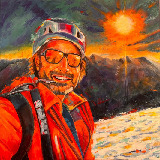 Expressive Acrylmalerei „Gipfelstürmer“ von Susann Versteegen mit einer Bergsteigerfigur vor abstrakter Gebirgslandschaft in Blau, Türkis, Grau, Orange und Rot.
