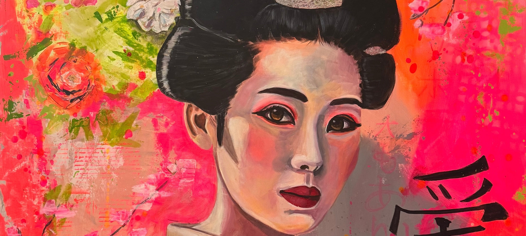 Gemälde von Susann Versteegen, das eine Geisha mit traditioneller Frisur vor einem leuchtenden, neon-pinken und grün-gelben, abstrakt gesprenkelten Hintergrund darstellt.