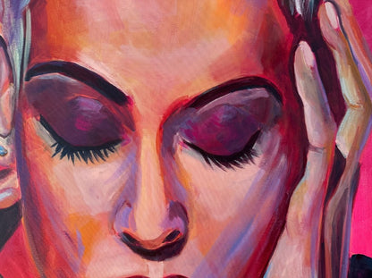 Emotionales Acrylgemälde "Mariza" von Susann Versteegen (ARTSPACER). Es zeigt eine blonde Frau mit geschlossenen Augen, die ihr Gesicht mit den Händen hält, dominiert von kräftigem Rot, Orange und Pink.