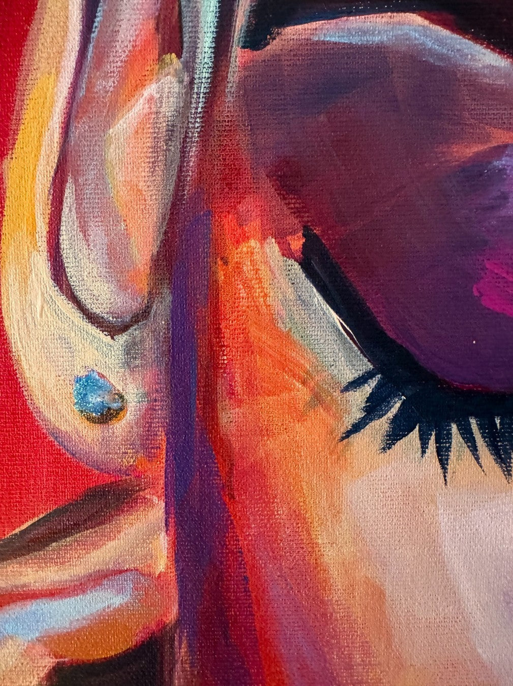 Emotionales Acrylgemälde "Mariza" von Susann Versteegen (ARTSPACER). Es zeigt eine blonde Frau mit geschlossenen Augen, die ihr Gesicht mit den Händen hält, dominiert von kräftigem Rot, Orange und Pink.