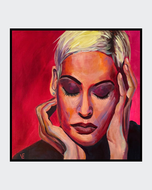 Emotionales Acrylgemälde "Mariza" von Susann Versteegen (ARTSPACER). Es zeigt eine blonde Frau mit geschlossenen Augen, die ihr Gesicht mit den Händen hält, dominiert von kräftigem Rot, Orange und Pink.