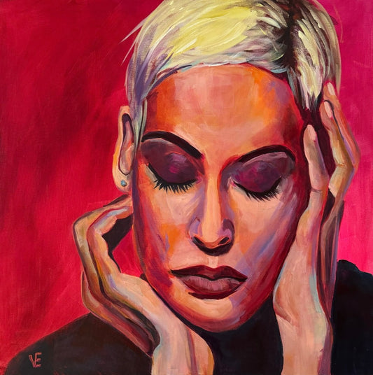 Emotionales Acrylgemälde "Mariza" von Susann Versteegen (ARTSPACER). Es zeigt eine blonde Frau mit geschlossenen Augen, die ihr Gesicht mit den Händen hält, dominiert von kräftigem Rot, Orange und Pink.