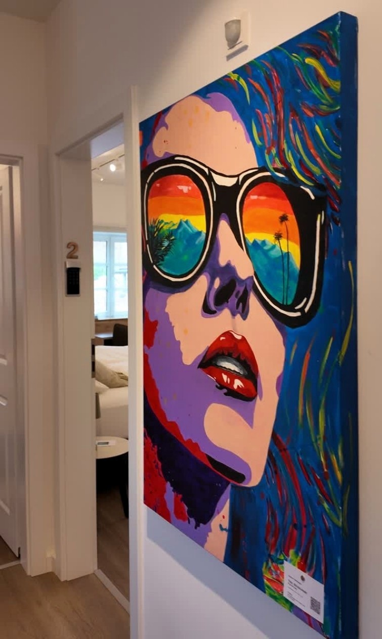 Großformatiges Pop-Art-Gemälde "Pop-Art Lady" von Susann Versteegen (ARTSPACER). Nahaufnahme einer Frau mit lila Haut und Sonnenbrille, in deren Gläsern sich ein bunter Sonnenuntergang spiegelt.
