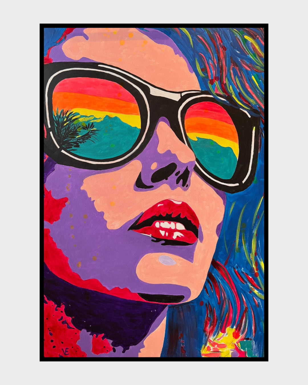 Großformatiges Pop-Art-Gemälde "Pop-Art Lady" von Susann Versteegen (ARTSPACER). Nahaufnahme einer Frau mit lila Haut und Sonnenbrille, in deren Gläsern sich ein bunter Sonnenuntergang spiegelt.