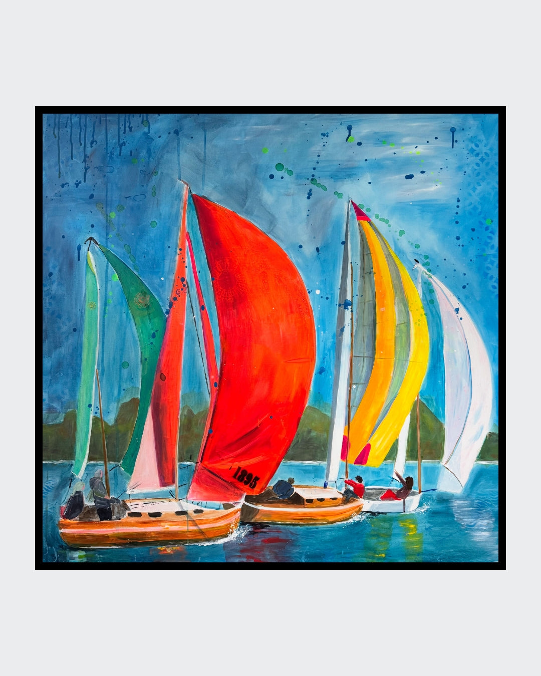 Acrylgemälde "sail away" von Susann Versteegen (ARTSPACER) im Urban Art Stil. Eine Gruppe von Segelbooten mit farbenfrohen Segeln (rot, grün, gelb) rast über blaues Wasser unter einem spritzenden Himmel.