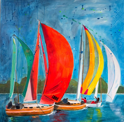 Acrylgemälde "sail away" von Susann Versteegen (ARTSPACER) im Urban Art Stil. Eine Gruppe von Segelbooten mit farbenfrohen Segeln (rot, grün, gelb) rast über blaues Wasser unter einem spritzenden Himmel.