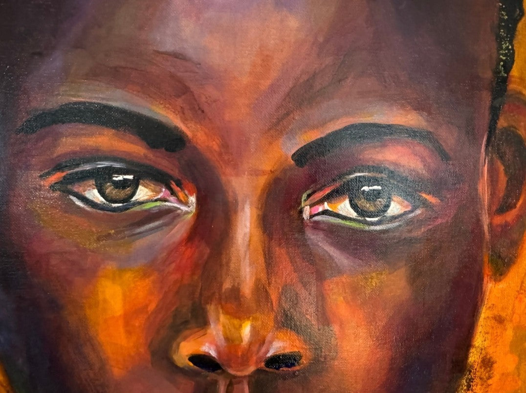 Expressives Acrylporträt „Still frei“ von Susann Versteegen mit direktem Blick und intensiven Grün-, Orange-, Braun-, Gelb-, Blau- und Lilatönen.