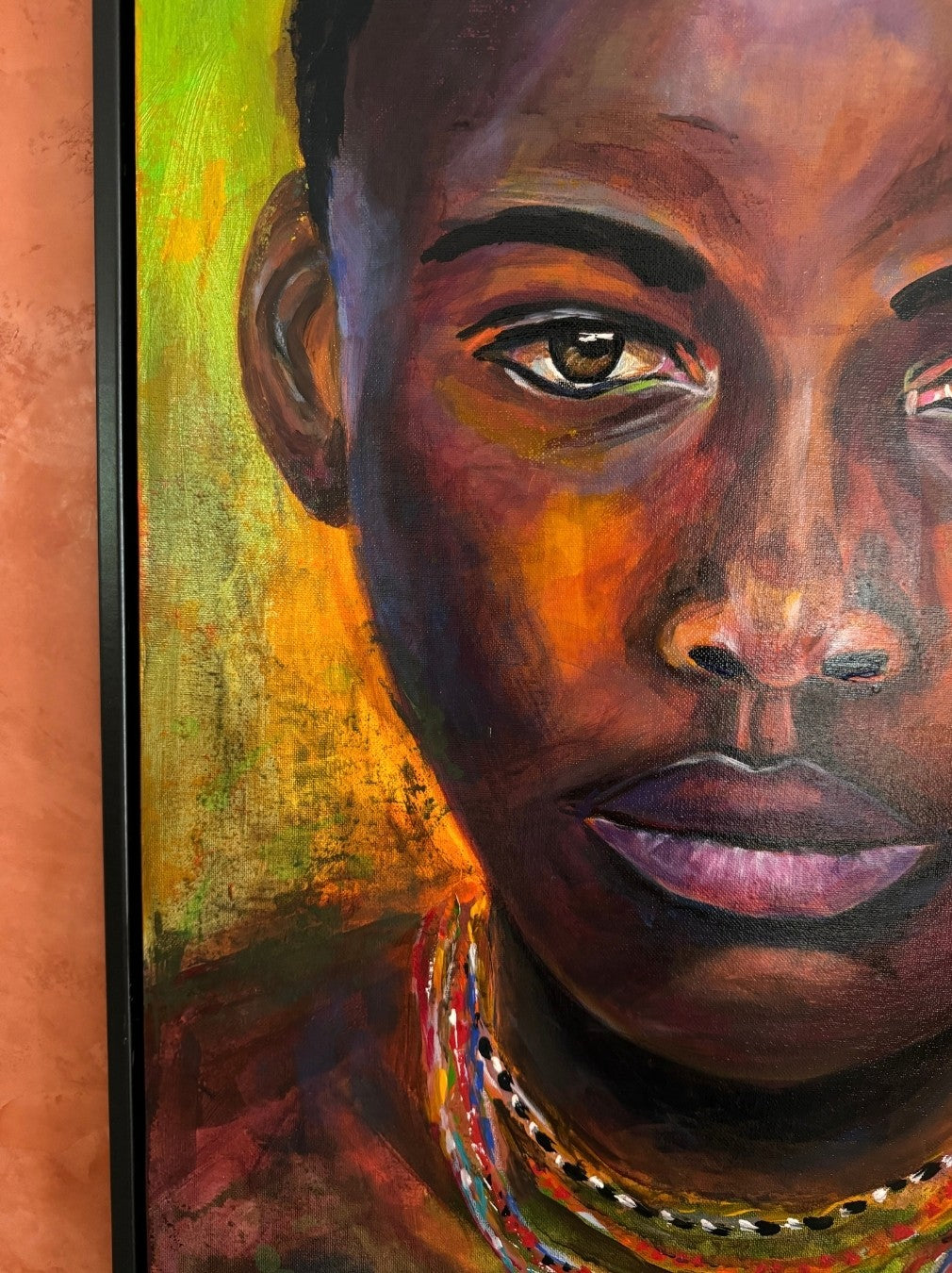 Expressives Acrylporträt „Still frei“ von Susann Versteegen mit direktem Blick und intensiven Grün-, Orange-, Braun-, Gelb-, Blau- und Lilatönen.