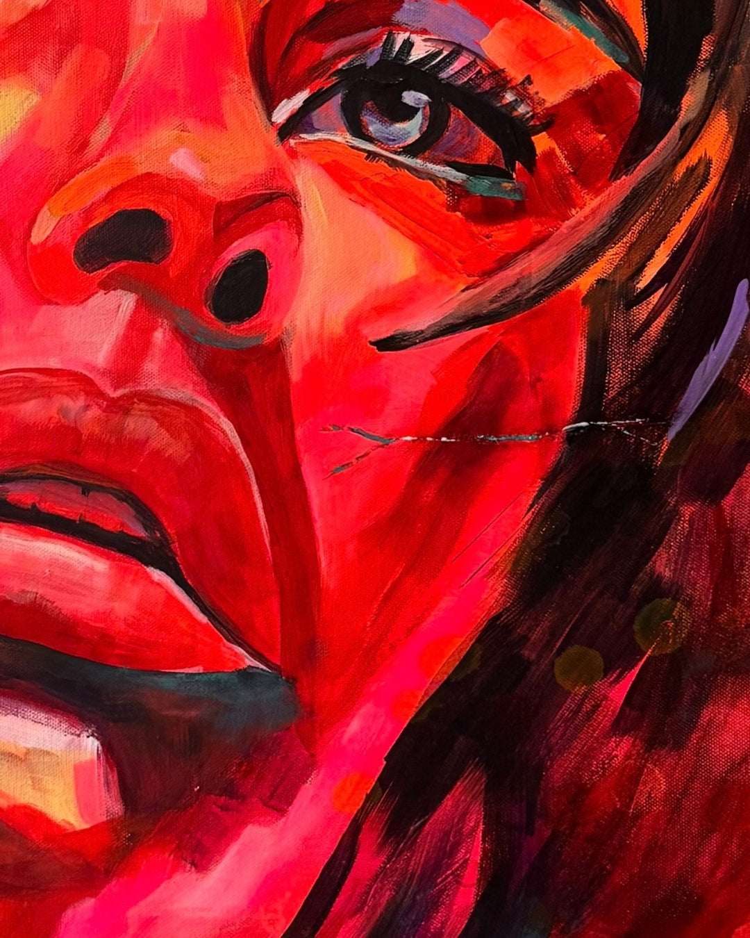 Expressives Acrylporträt „Ungebrochen – Red Velvet“ von Susann Versteegen in intensiven Rot-, Lila- und Neonrottönen mit sichtbarer Rissstruktur.