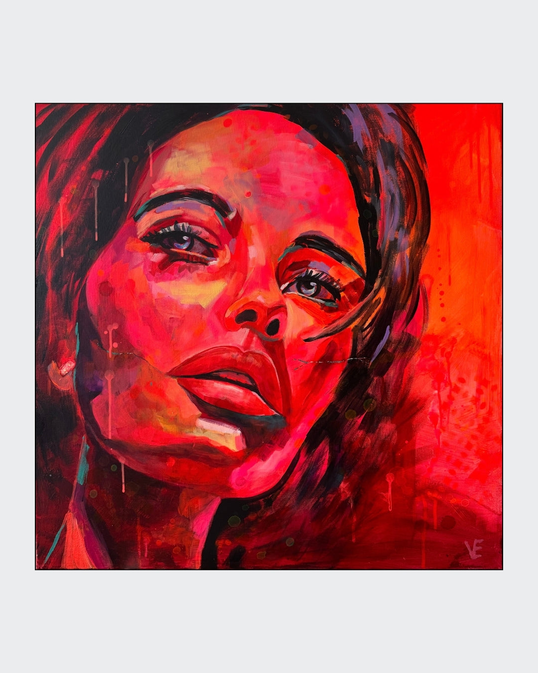 Expressives Acrylporträt „Ungebrochen – Red Velvet“ von Susann Versteegen in intensiven Rot-, Lila- und Neonrottönen mit sichtbarer Rissstruktur.