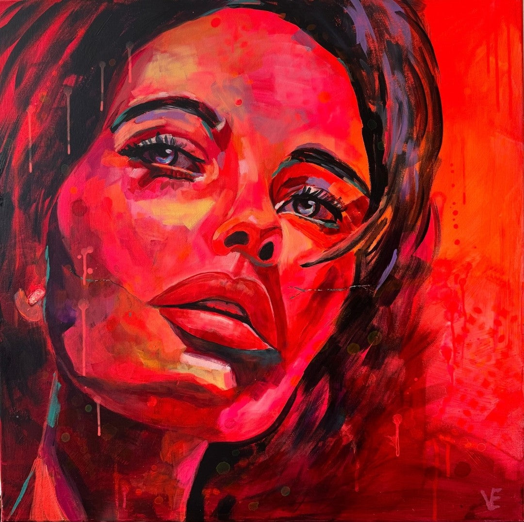 Expressives Acrylporträt „Ungebrochen – Red Velvet“ von Susann Versteegen in intensiven Rot-, Lila- und Neonrottönen mit sichtbarer Rissstruktur.