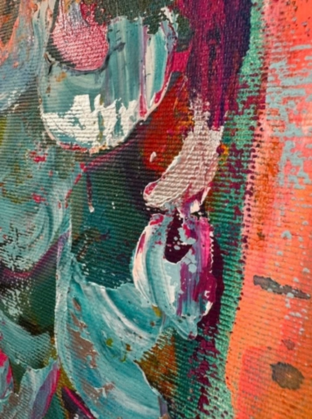 Expressiv-figurative Acrylmalerei „Zwischen den Welten“ von Susann Versteegen mit einer abstrahierten Meerjungfrauenfigur in Blau, Türkis, Pink, Orange und Grün.