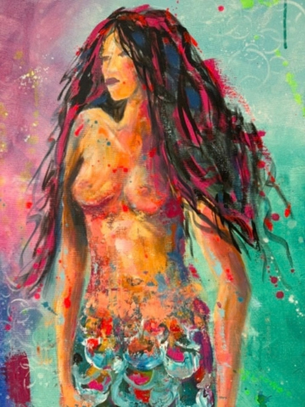 Expressiv-figurative Acrylmalerei „Zwischen den Welten“ von Susann Versteegen mit einer abstrahierten Meerjungfrauenfigur in Blau, Türkis, Pink, Orange und Grün.