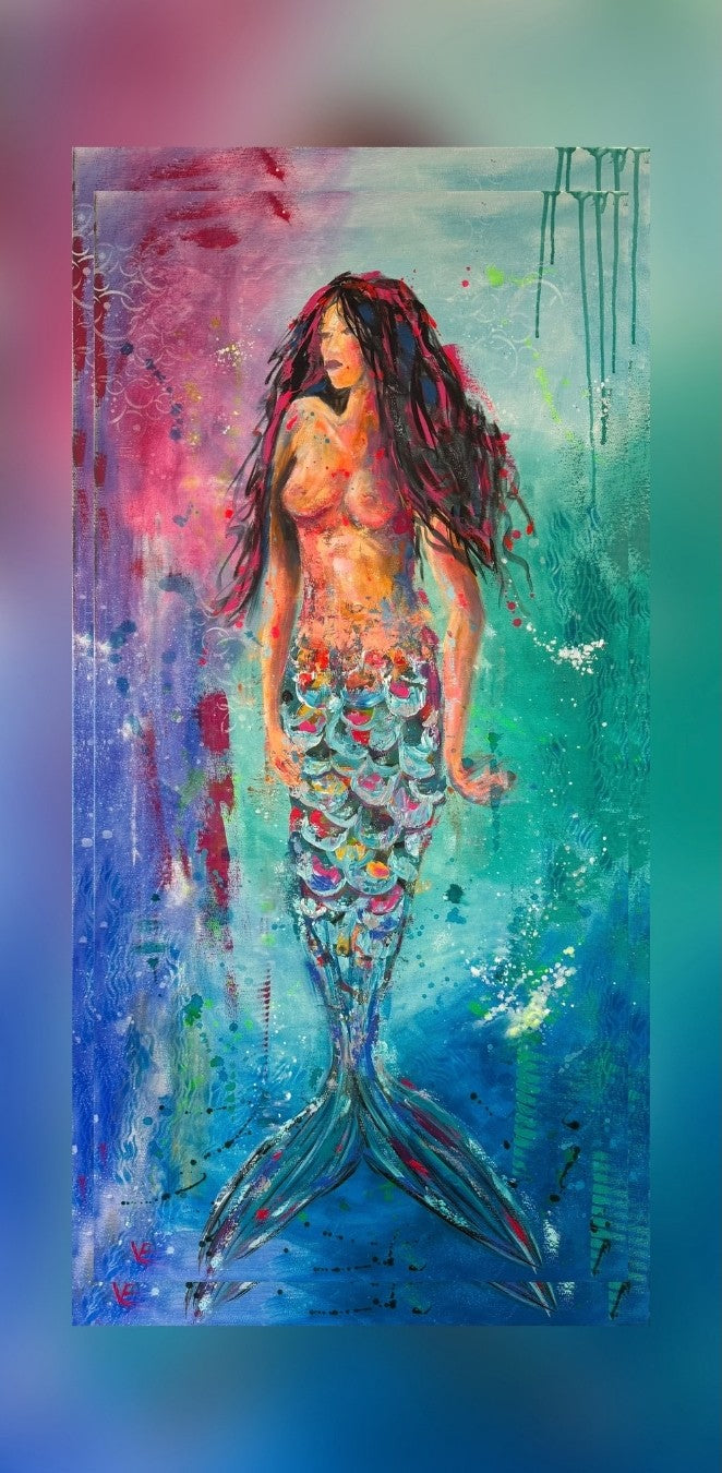 Expressiv-figurative Acrylmalerei „Zwischen den Welten“ von Susann Versteegen mit einer abstrahierten Meerjungfrauenfigur in Blau, Türkis, Pink, Orange und Grün.