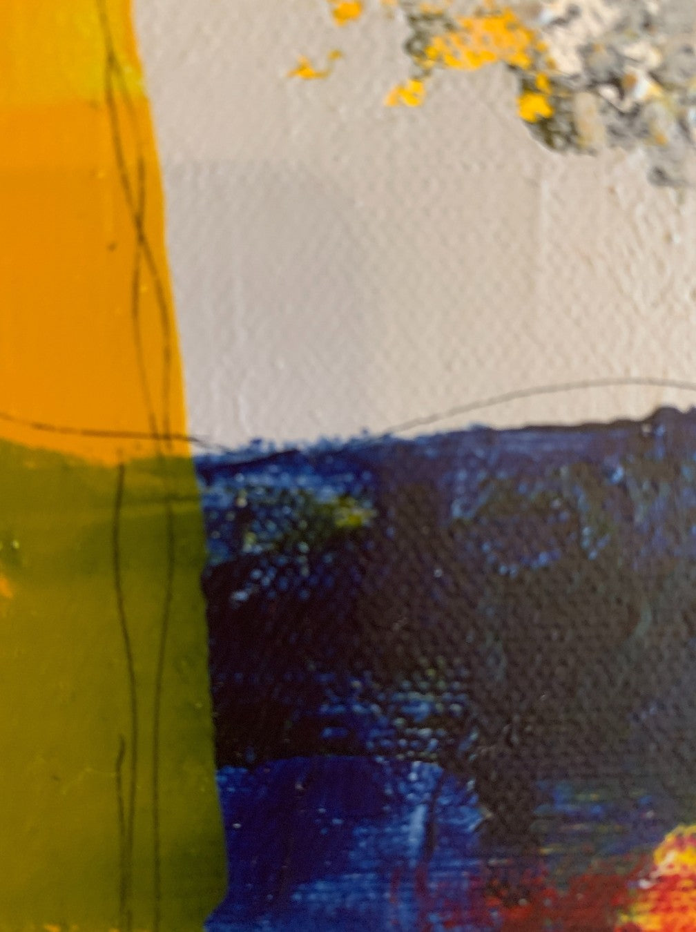 Abstraktes Acrylgemälde „Abstract World 4“ in Gelb-, Blau-, Grün- und Rottönen, strukturiert geschichtet und im silbernen Schattenfugenrahmen.