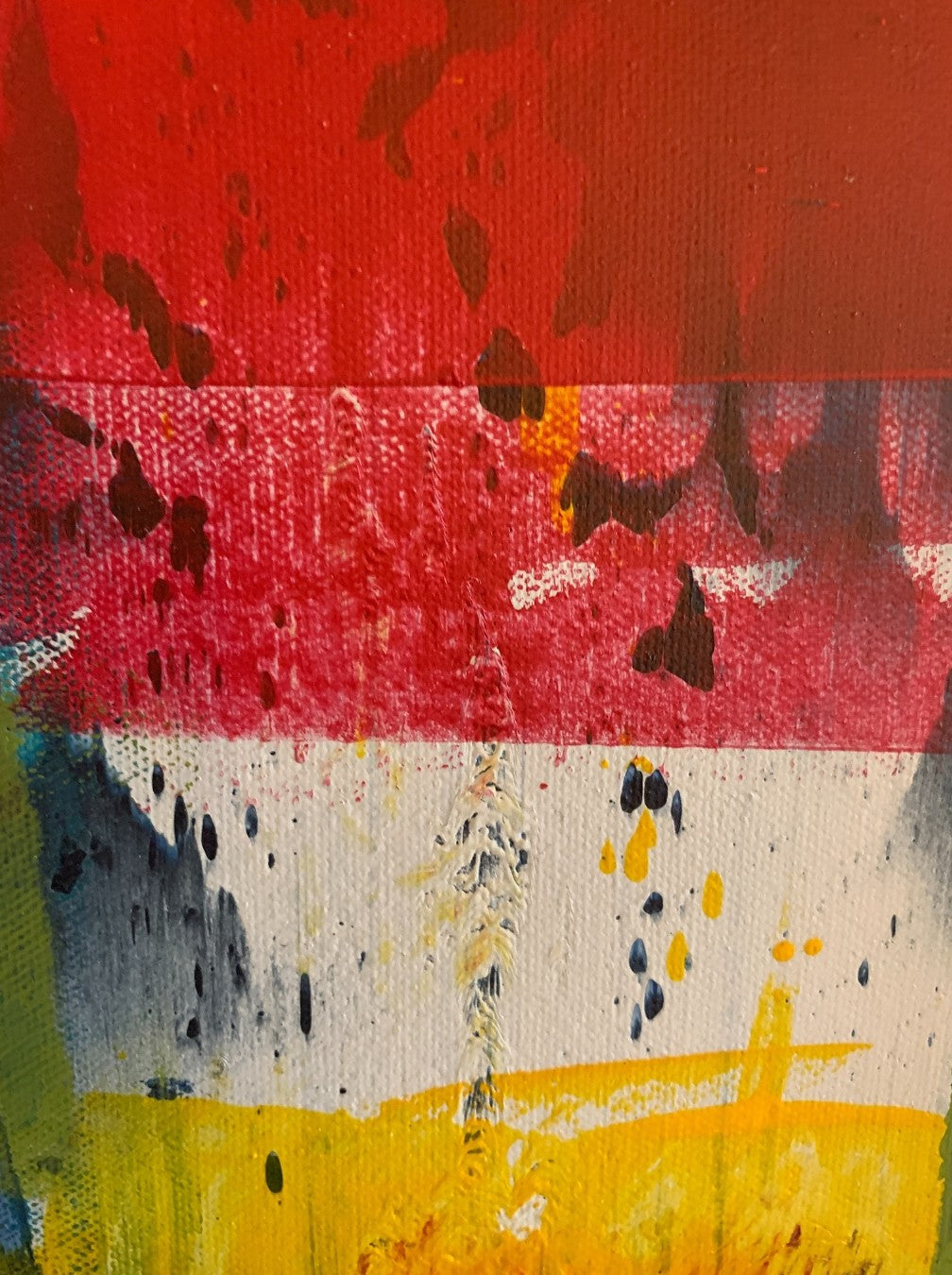 Abstraktes Acrylgemälde „Abstract World 5“ mit intensiven Rot-, Gelb-, Grün- und Dunkelblautönen, strukturreich geschichtet im silbernen Schattenfugenrahmen.