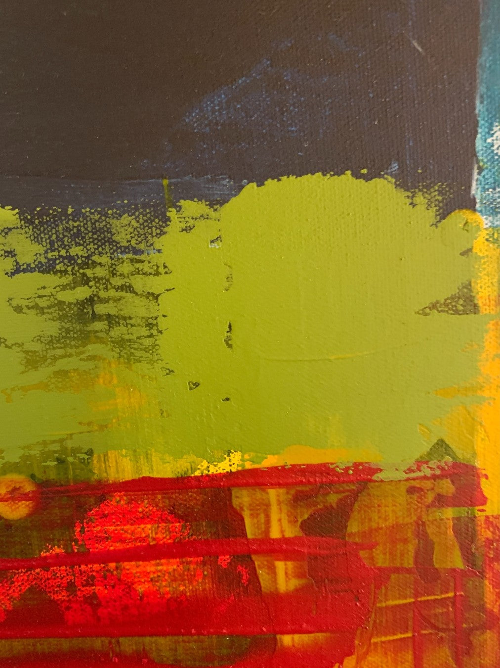 Abstraktes Acrylgemälde „Abstract World 5“ mit intensiven Rot-, Gelb-, Grün- und Dunkelblautönen, strukturreich geschichtet im silbernen Schattenfugenrahmen.