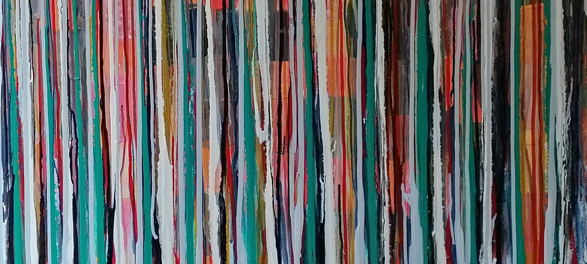 Ein abstraktes, farbenfrohes Gemälde der Künstlerin Susanne Schwartinsky-Probst, das von vertikalen, herunterlaufenden Farbschichten geprägt ist. Dickflüssige Streifen in Weiß, Türkis, Dunkelgrün, Rot und Schwarz ziehen sich über die gesamte Leinwand und erzeugen eine dynamische Streifenoptik. Im Hintergrund schimmern warme Töne wie Orange und Rosa durch, was dem Werk Tiefe und eine lebendige, vielschichtige Struktur verleiht.