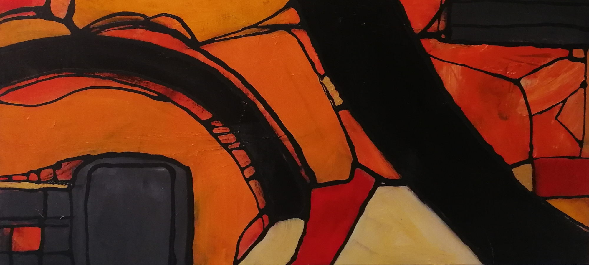 Ein abstraktes Gemälde von Susanne Schwartinsky-Probst in einem markanten, grafischen Stil. Die Komposition besteht aus organischen und geometrischen Flächen in kräftigem Orange, Rot und hellem Beige, die durch dicke, schwarze Konturlinien voneinander getrennt sind. Eine dominante, breite schwarze Diagonale und eine bogenförmige Struktur verleihen dem Bild eine architektonische Dynamik, die an Bleiglasfenster oder moderne Mosaike erinnert.