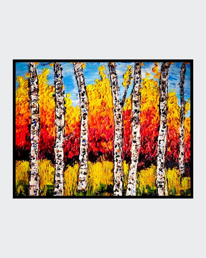 Das Bild zeigt einen herbstlichen Wald mit hohen Birken. Die weißen Baumstämme sind von schwarzen Flecken gezeichnet. Die Blätter der Bäume leuchten in warmen Herbstfarben wie Gelb, Orange und Rot. Der Himmel ist klar und blau. Am Boden liegt eine Schicht aus bunten Blättern.