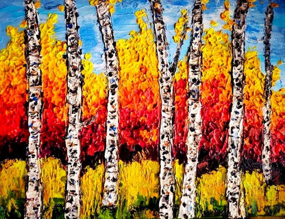 Das Bild zeigt einen herbstlichen Wald mit hohen Birken. Die weißen Baumstämme sind von schwarzen Flecken gezeichnet. Die Blätter der Bäume leuchten in warmen Herbstfarben wie Gelb, Orange und Rot. Der Himmel ist klar und blau. Am Boden liegt eine Schicht aus bunten Blättern.