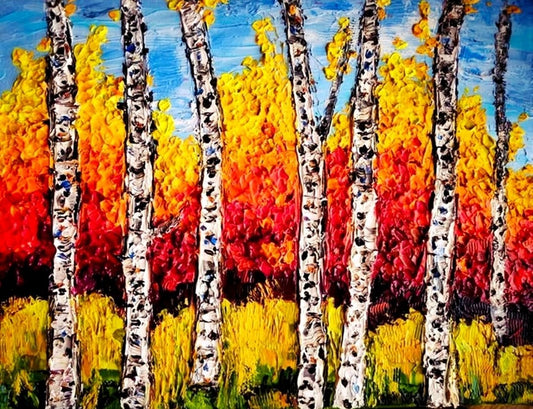 Das Bild zeigt einen herbstlichen Wald mit hohen Birken. Die weißen Baumstämme sind von schwarzen Flecken gezeichnet. Die Blätter der Bäume leuchten in warmen Herbstfarben wie Gelb, Orange und Rot. Der Himmel ist klar und blau. Am Boden liegt eine Schicht aus bunten Blättern.