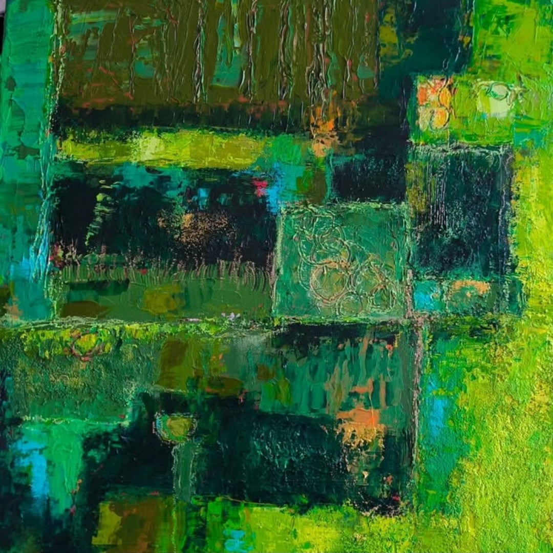 Abstraktes Acrylgemälde „Bein´ Green“ von Susanne Stepbach. Collage-artige Komposition aus verschiedenen Grüntönen wie Limette, Moos und Waldgrün. Strukturierte Oberfläche mit sichtbaren Spachtelspuren, vertikalen Farbläufen und eingearbeiteten kreisförmigen Mustern auf 40x40 cm Leinwand.