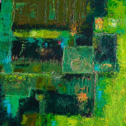 Abstraktes Acrylgemälde „Bein´ Green“ von Susanne Stepbach. Collage-artige Komposition aus verschiedenen Grüntönen wie Limette, Moos und Waldgrün. Strukturierte Oberfläche mit sichtbaren Spachtelspuren, vertikalen Farbläufen und eingearbeiteten kreisförmigen Mustern auf 40x40 cm Leinwand.