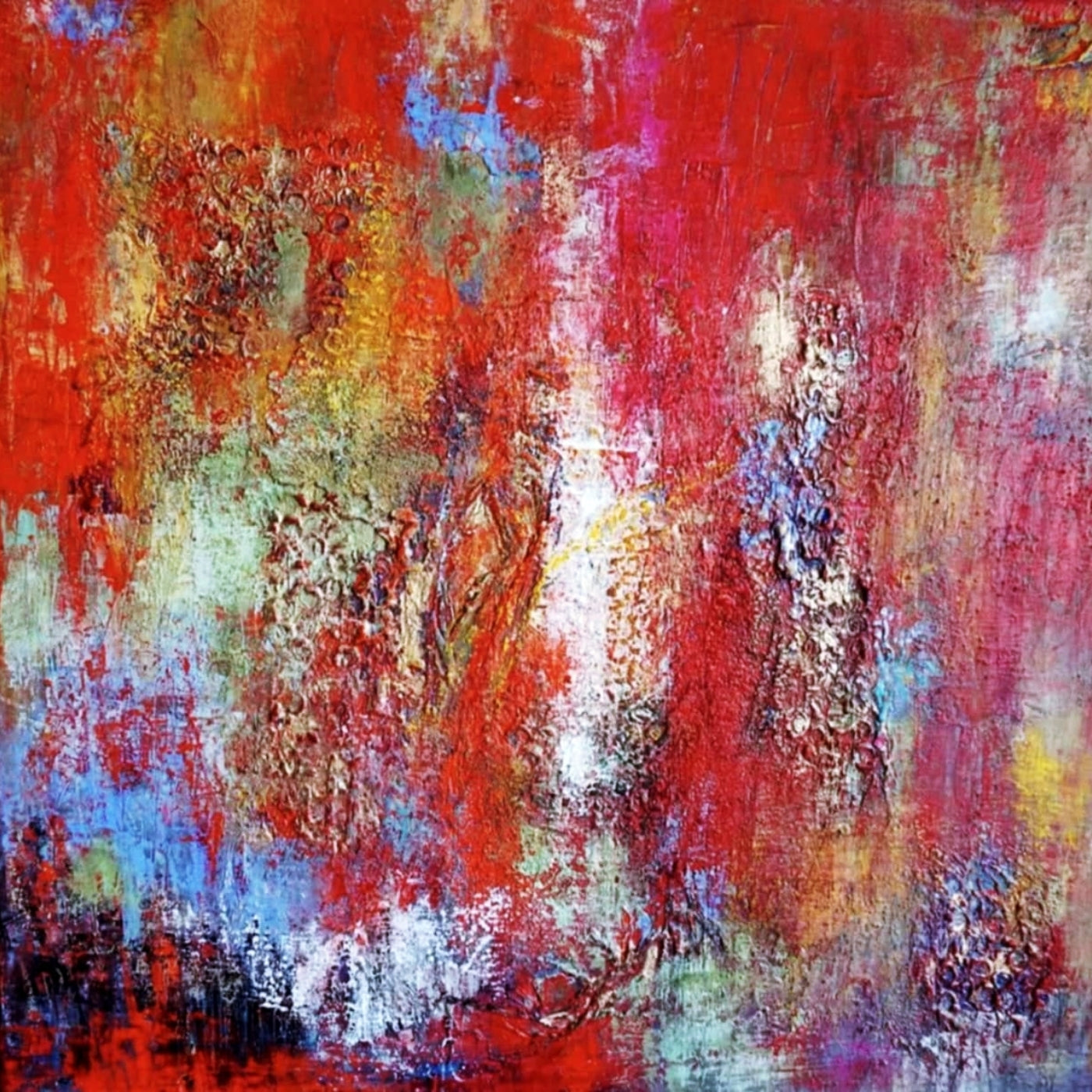 Ein abstraktes Gemälde in leuchtenden Rottönen mit strukturierten Elementen. Blaue und weiße Akzente durchbrechen die warme Farbpalette und erzeugen Tiefe und Bewegung. Acrylgemälde der Künstlerin Susanne Stepbach, Inhalberin der Galerie Paletti in Wuppertal.