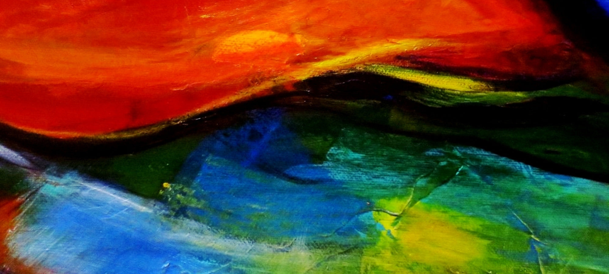 Abstrakte Malerei in leuchtenden Farben. Rot- und Orangetöne dominieren den oberen Teil, während Blau- und Grüntöne den unteren Bereich ausfüllen, getrennt durch einen schwarzen, geschwungenen Strich. Bild der Künstlerin Susanne Stepbach aus Wuppertal, Inhaberin der Galerie Paletti.