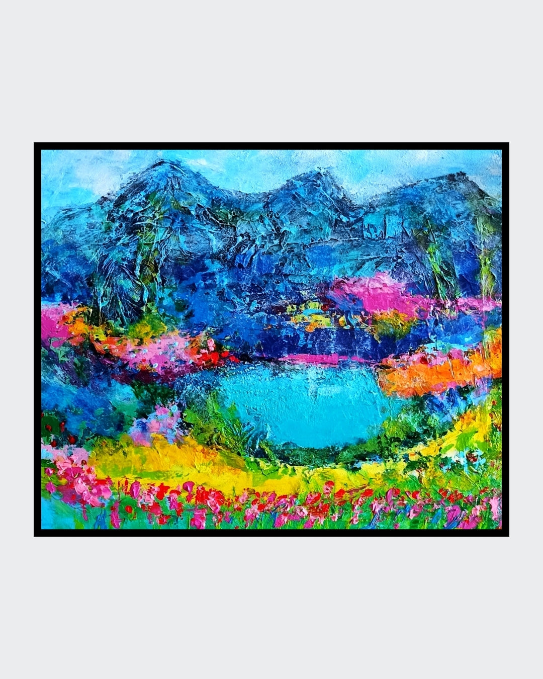 Ein abstraktes Gemälde zeigt eine Landschaft mit Bergen und einem See. Die Berge sind in kräftigem Blau gehalten, während der See in einem leuchtenden Türkis schimmert. Im Vordergrund blüht eine Wiese in bunten Farben. Die dicken Farbschichten und die verschiedenen Materialien, wie Sand und Seidenpapier, verleihen dem Bild eine besondere Struktur und Tiefe. Kunstwerk von Susanne Stepbach, Wuppertal.