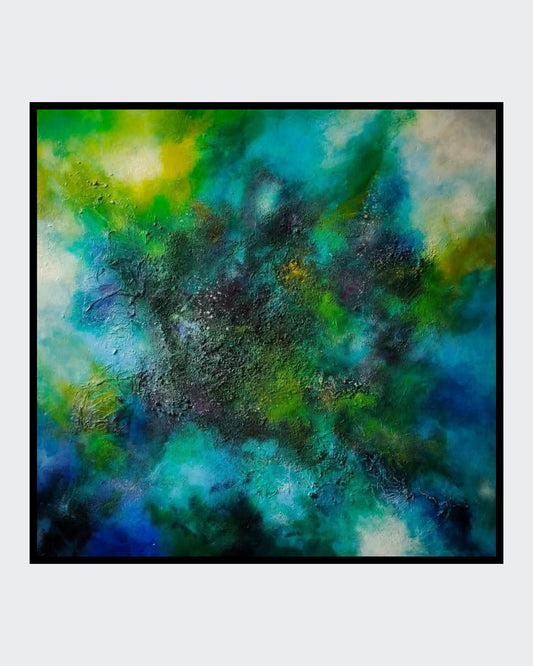 Großformatiges abstraktes Gemälde „In the Skies“ von Susanne Stepbach. Eine zentrale, dunkelgrün-violette Textur mit grober Struktur (Sand/Impasto) geht in ätherische, wolkenartige Farbverläufe in Türkis, Azurblau und hellem Limonengrün über. 90x90 cm auf Leinwand.