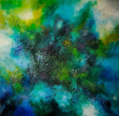 Großformatiges abstraktes Gemälde „In the Skies“ von Susanne Stepbach. Eine zentrale, dunkelgrün-violette Textur mit grober Struktur (Sand/Impasto) geht in ätherische, wolkenartige Farbverläufe in Türkis, Azurblau und hellem Limonengrün über. 90x90 cm auf Leinwand.