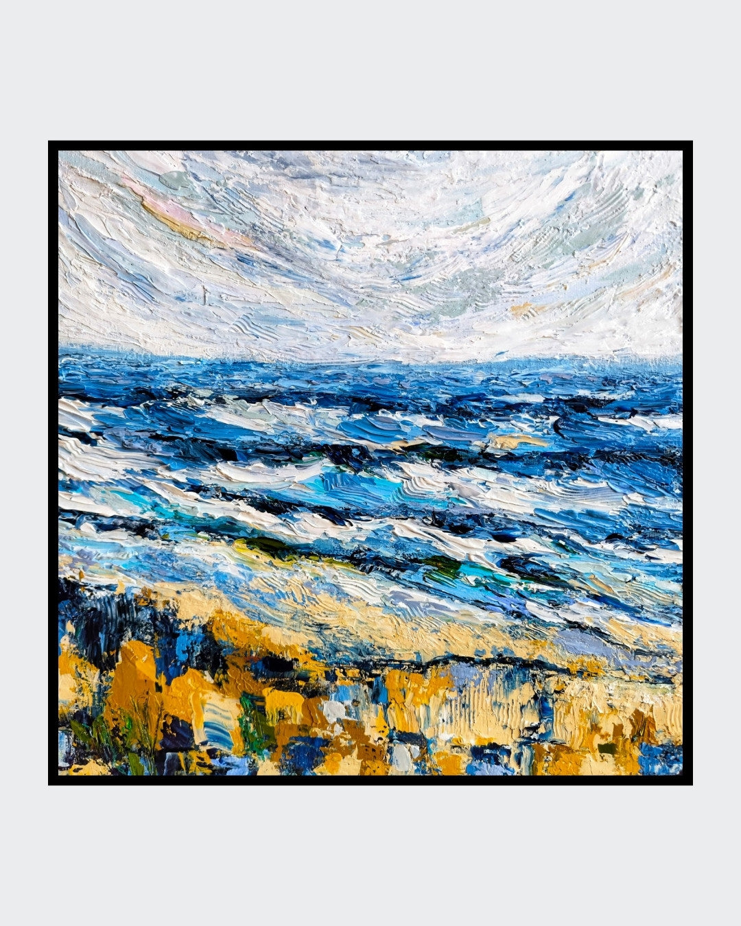 Abstraktes Acrylgemälde „Nur Meer“ von Susanne Stepbach. Eine Meereslandschaft mit dynamischen, weißen Wellenkronen und tiefblauem Wasser über einem gelb-ockerfarbenen Strand. Extrem strukturierter Farbauftrag (Impasto) auf 30x30 cm Leinwand.