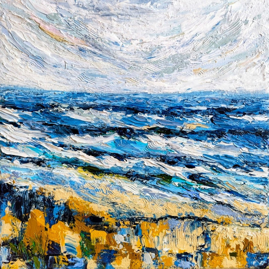Abstraktes Acrylgemälde „Nur Meer“ von Susanne Stepbach. Eine Meereslandschaft mit dynamischen, weißen Wellenkronen und tiefblauem Wasser über einem gelb-ockerfarbenen Strand. Extrem strukturierter Farbauftrag (Impasto) auf 30x30 cm Leinwand.