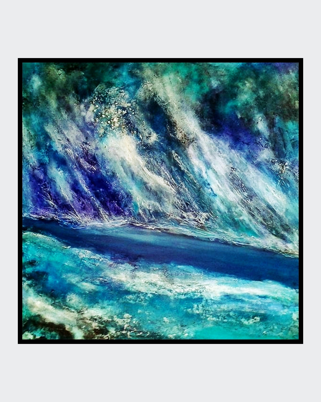 Ein abstraktes Gemälde, das das Meer in einem Sturm darstellt. Wilde, weiße Wellen schlagen gegen einen dunklen Horizont. Die Farben sind tiefblau, türkis und weiß. Die Struktur der Leinwand vermittelt ein Gefühl von Bewegung und Unruhe. Kunstwerk von Susanne Stepach aus Wuppertal, Inhaberin der Galerie Paletti.