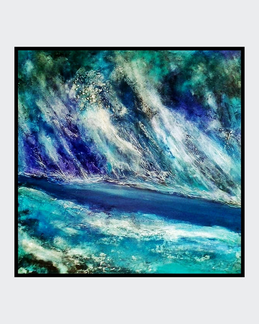 Ein abstraktes Gemälde, das das Meer in einem Sturm darstellt. Wilde, weiße Wellen schlagen gegen einen dunklen Horizont. Die Farben sind tiefblau, türkis und weiß. Die Struktur der Leinwand vermittelt ein Gefühl von Bewegung und Unruhe. Kunstwerk von Susanne Stepach aus Wuppertal, Inhaberin der Galerie Paletti.