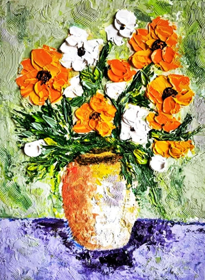 Ein farbenfrohes Gemälde zeigt einen bunten Blumenstrauß in einer orangefarbenen Vase auf einem violetten Tisch. Die Blumen sind groß und üppig dargestellt, mit leuchtend orangefarbenen und weißen Blütenblättern. Der Hintergrund ist in einem hellen Grünton gehalten und vermittelt einen frühlingshaften Eindruck. Die dicke Farbschicht verleiht dem Bild eine lebendige und strukturierte Oberfläche. Gemälde der Künstlerin Susanne Stepbach aus Wuppertal.