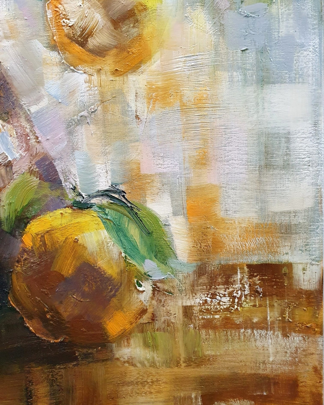 Detailansicht: Ölgemälde von Vadim Lazarev, 80 × 80 cm. Eine braune Vase mit Zweigen und leuchtend gelben Apfelsinen vor einem impressionistisch gehaltenen Hintergrund. Licht, Farbe und Textur verschmelzen zu einer harmonischen Komposition.