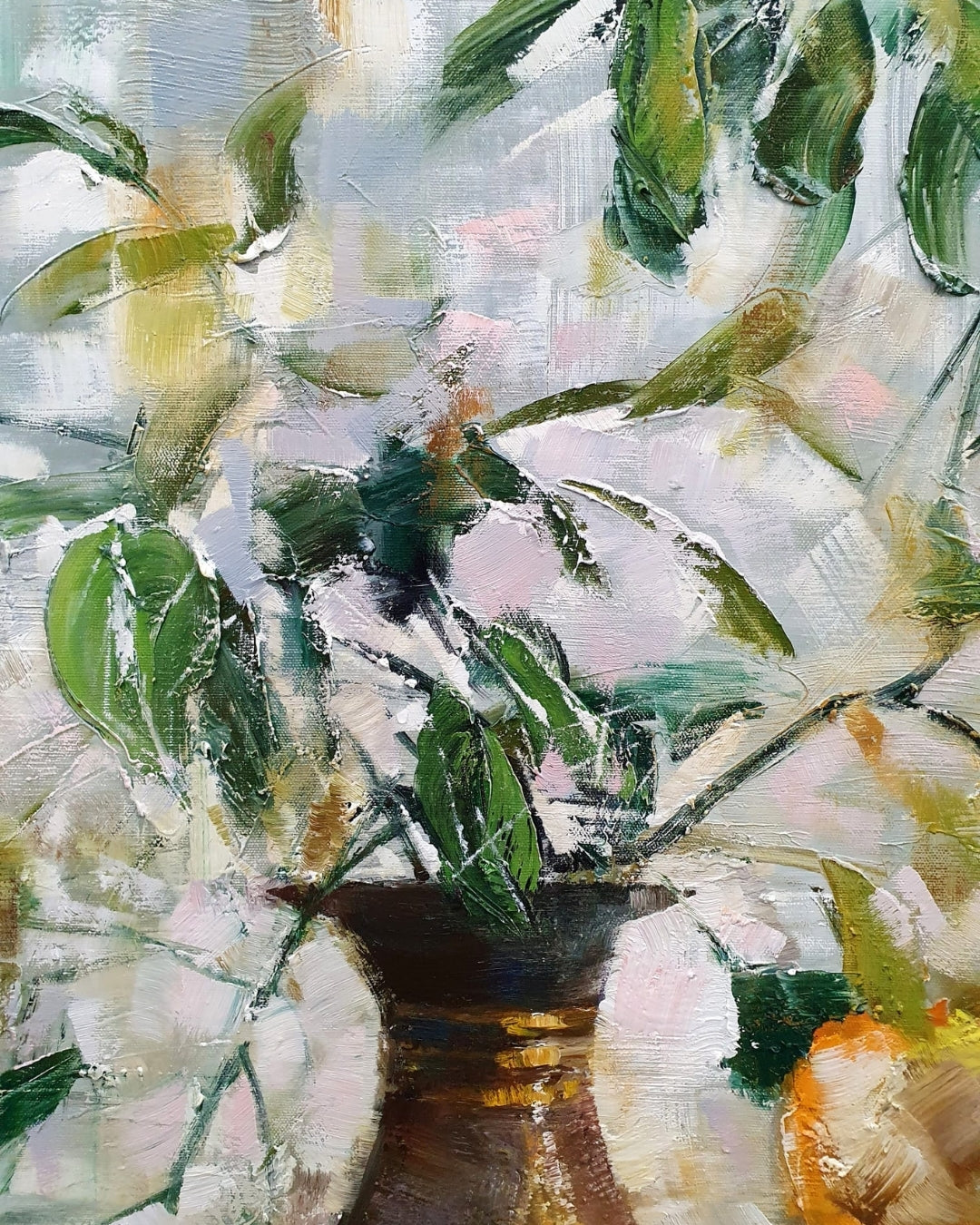 Detailansicht: Ölgemälde von Vadim Lazarev, 80 × 80 cm. Eine braune Vase mit Zweigen und leuchtend gelben Apfelsinen vor einem impressionistisch gehaltenen Hintergrund. Licht, Farbe und Textur verschmelzen zu einer harmonischen Komposition.